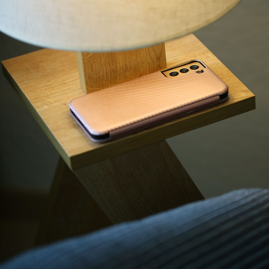 anco® Bookcase Carbon Optic – Deine Carbon Handyhülle mit Stil und Funktion Bild der Carbon Handyhülle anco bookcase carbon optic